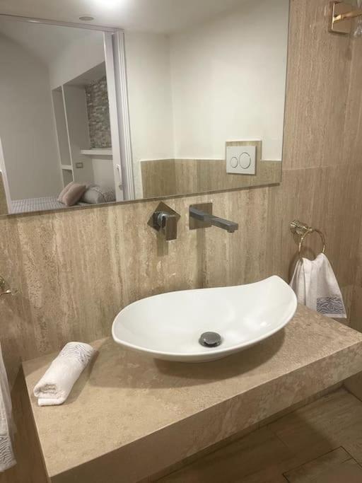 The Love Basement Apartment Roma Ngoại thất bức ảnh